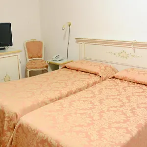 Ambassador Tre Rose Otel